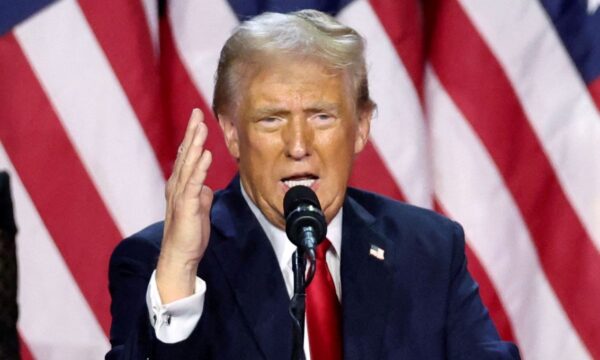 Trump diz que Irã pediu suspensão de ataque e cita acordo sobre abertura total do Estreito de Ormuz