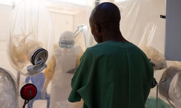 OMS vê avanço em vacinas e tratamentos contra ebola no Congo