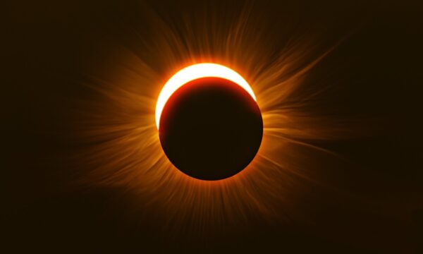 Além do espetáculo: o que cientistas buscam entender sobre o Sol durante o eclipse total hoje