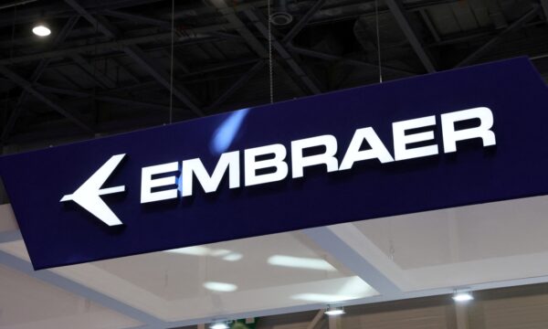 Embraer (EMBR3) aprova R$ 154 milhões em JCP; veja quem tem direito ao