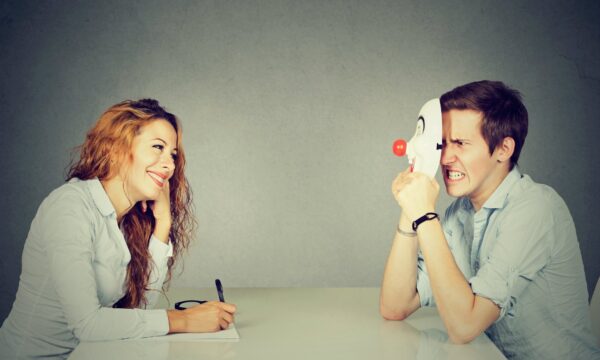 Bom caráter ou competência? O que avaliar antes de contratar um profissional