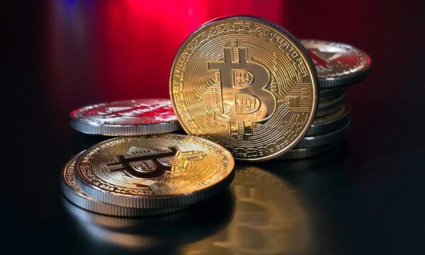 Bitcoin amplia queda após venda de BTCs pela Strategy se somar a crise da Coldcard