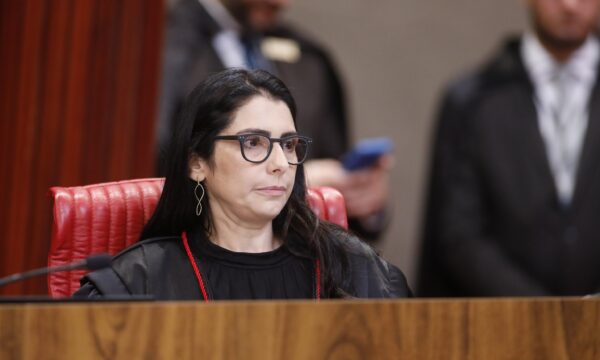 Ministra do TSE suspende peça eleitoral de Lula com acusação de rachadinha contra Flávio