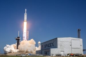 Nasa divulga imagens de cratera deixada por foguete da SpaceX na Lua;