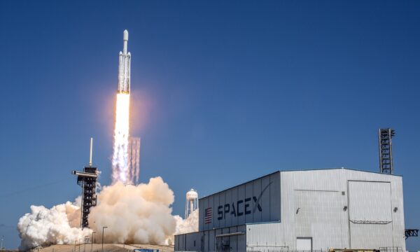 Nasa divulga imagens de cratera deixada por foguete da SpaceX na Lua;