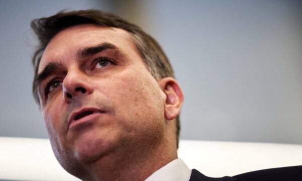Em programa de governo, Flávio Bolsonaro prevê cortar impostos, reduzi