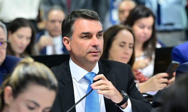 Análise: Flávio demonstra segurança em sabatina na TV Globo e mostra que campanha só começou