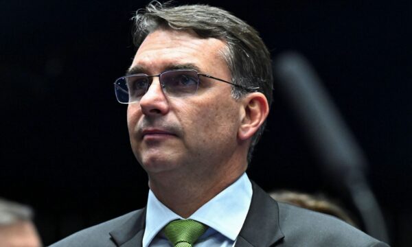 Flávio Bolsonaro grava vídeo de apoio à candidatura de Eduardo Cunha