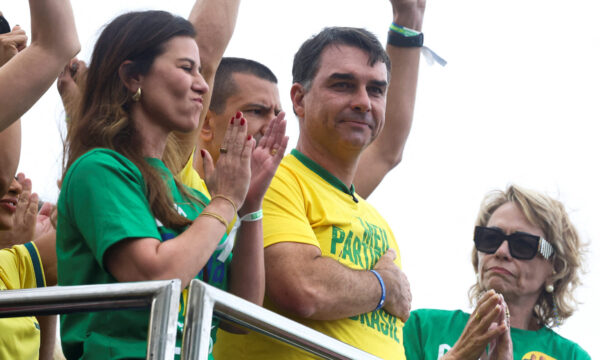 Flávio Bolsonaro dá início à campanha eleitoral com promessa de ‘tesou