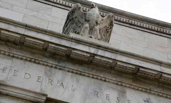 Fed vê riscos maiores para a inflação e ata expõe ala favorável à alta dos juros