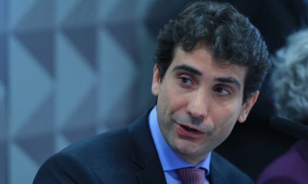 Galípolo: Selic deve seguir restritiva para reequilibrar oferta e demanda
