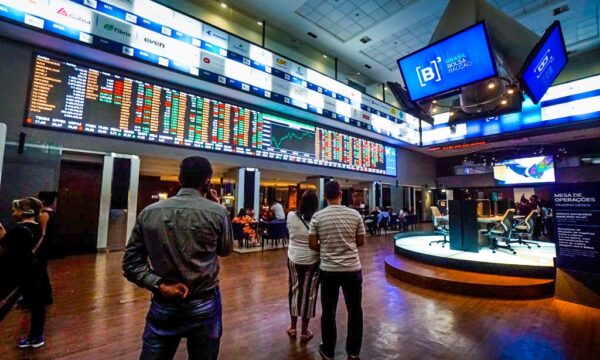 Ibovespa ensaia recuperação, mas queda da Petrobras e Vale pressionam;