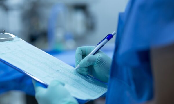 Justiça suspende sanções do MEC contra cursos de medicina mal avaliados no Enamed