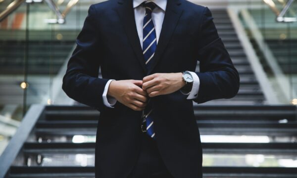 86% dos executivos financeiros preferem IA a MBA — mas isso não ensina a decidir