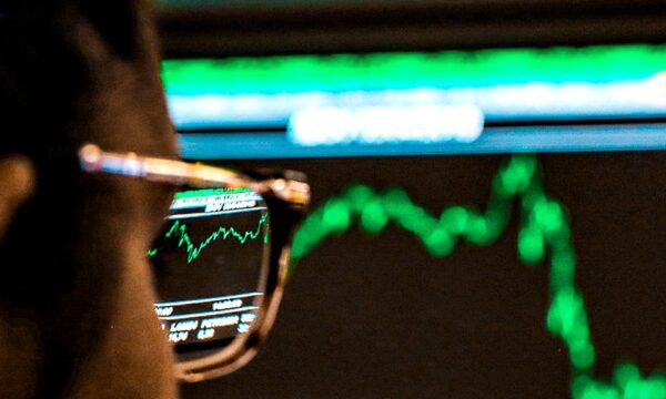 Ibovespa reage após 11 quedas seguidas; dólar cai a R$ 5,16