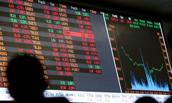 Ibovespa perde carona em recorde de Wall Street e fecha no zero a zero; dólar sobe a R$ 5,08