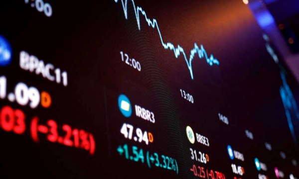 Tempo real: Ibovespa inicia semana com PMIs e Focus no radar