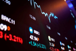 Tempo real: Ibovespa inicia semana com IBC-Br no radar