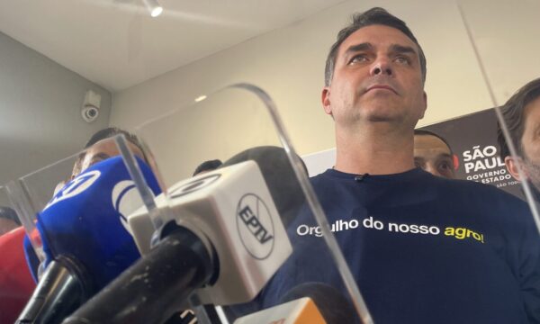 Etanol x Flávio Bolsonaro: Setor repudia comparação com ‘reduflação’ e diz que fala de candidato ‘desinforma’