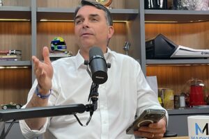 Flávio Bolsonaro diz que debate sobre Dark Horse ‘é página virada’