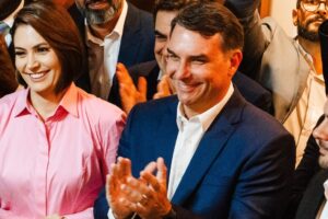Michelle Bolsonaro sobe em palanque ao lado de adversário de Celina Le
