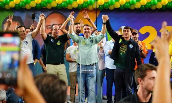 Sempre quis construir ponte e só quero paz para governar, diz Flávio Bolsonaro sobre STF