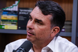 Flávio Bolsonaro publica carta no Dia dos Pais após Moraes negar visita ao pai