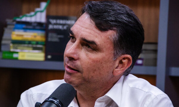 Flávio Bolsonaro publica carta no Dia dos Pais após Moraes negar visita ao pai