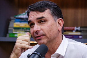 Flávio Bolsonaro publica diplomas, mas não explica dado errado sobre t