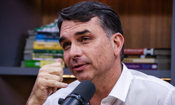 Flávio Bolsonaro publica diplomas, mas não explica dado errado sobre ter pós-graduação na UFRJ