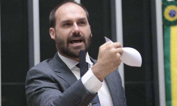 Eduardo Bolsonaro endossa crítica a Michelle e reacende tensão na famí