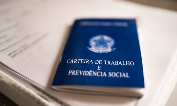Taxa de desemprego no Brasil cai para 5,3% no trimestre encerrado em j