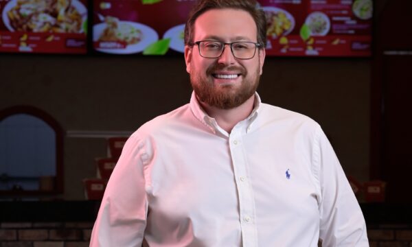 Aos 27 anos, ele abriu um delivery de macarrão na garagem do pai. Hoje fatura R$ 237 milhões