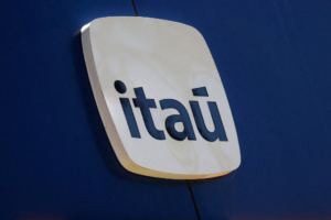 Mercado aguarda balanço sólido do Itaú (ITUB4); Ibovespa em dólar cai