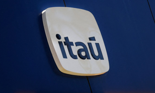 Mercado aguarda balanço sólido do Itaú (ITUB4); Ibovespa em dólar cai