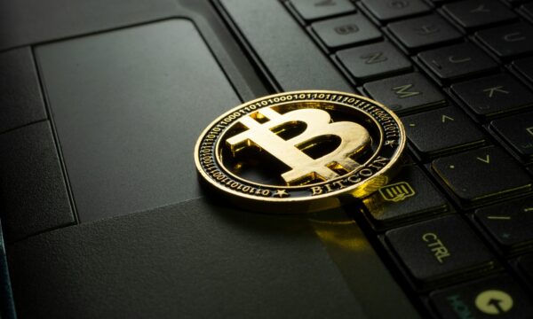 Standard Chartered revisa preço do bitcoin e diz que US$ 100 mil ‘pode ser pouco’