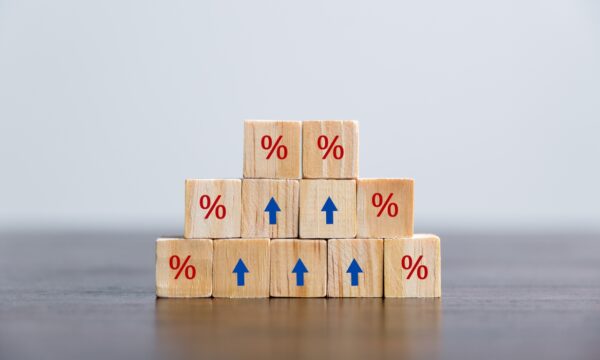 Curva de juros avança com Treasuries e petróleo