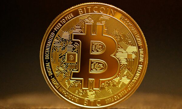 Bitcoin volta a subir e chega aos US$ 79 mil após dois dias de correçã