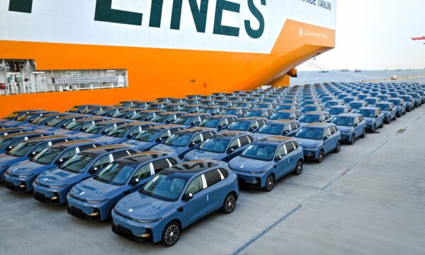 Venda de carros cai na China, e marcas chinesas aceleram chegada ao Brasil e a novos mercados