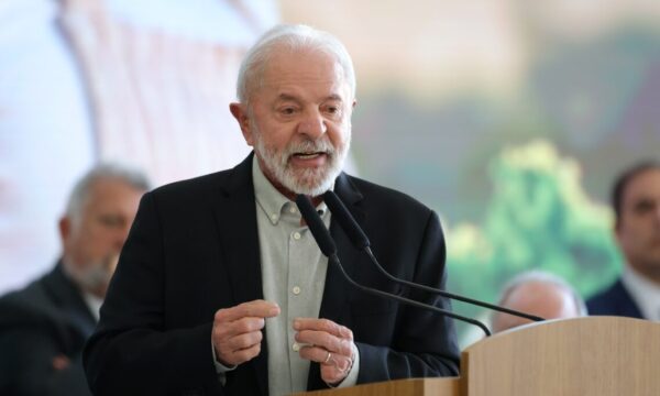 Lula diz tratar com ‘muita seriedade’ caso sobre Lulinha e afirma: ‘In