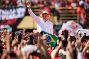 Em campanha pela reeleição, Lula quer trazer de volta os trabalhadores