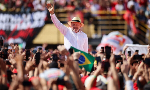 Em campanha pela reeleição, Lula quer trazer de volta os trabalhadores