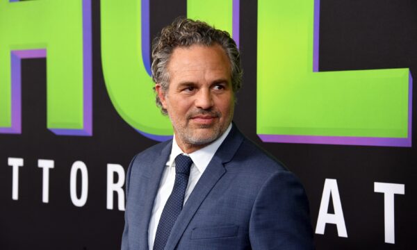 Mark Ruffalo critica fusão entre Paramount e Warner, e empresa respond