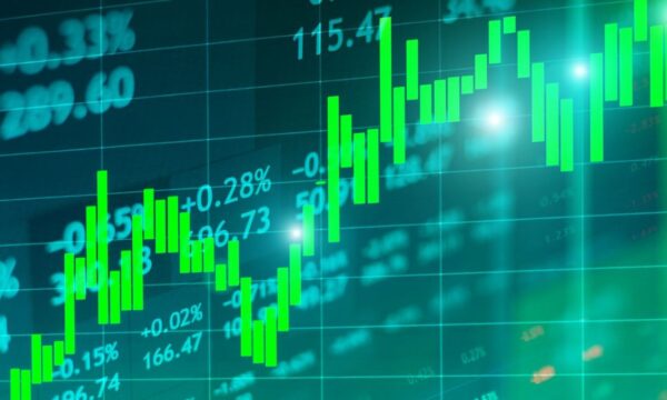 Ibovespa sobe 1,8% e tem 3º dia de ganhos à espera de Datafolha; dólar