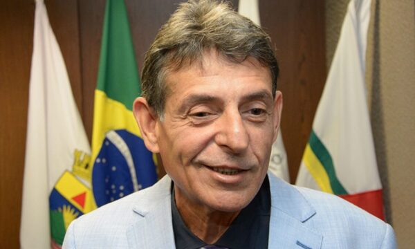Juiz flagrado bebendo vinho e fumando em audiência diz que ‘STJ, STF e