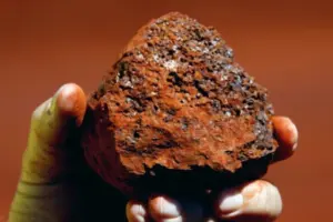 Minério de ferro sobe com preocupações sobre demanda da China e espera