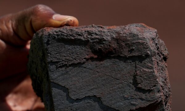 Minério de ferro oscila pouco com redução de perdas das siderúrgicas e