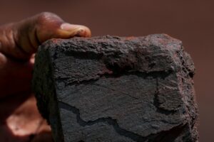 Minério de ferro sobe com queda nos estoques e sinais de estímulos da