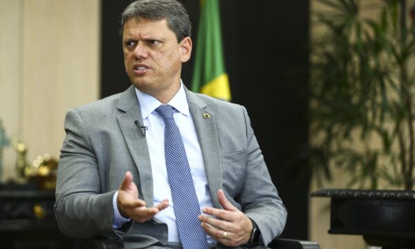 Tarcísio diz apoiar Flávio, mas mira votos de eleitores de Lula