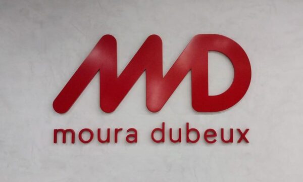 Moura Dubeux (MDNE3) sobe na bolsa após balanço do 2T26; analistas veem potencial de alta de até 80% para ação